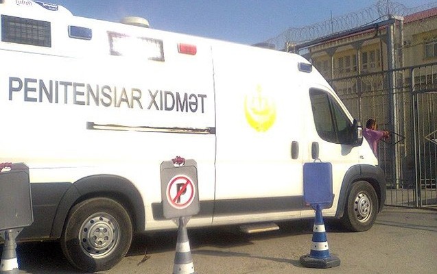 mehkumlari-dasiyan-masin-qezaya-dusdu-