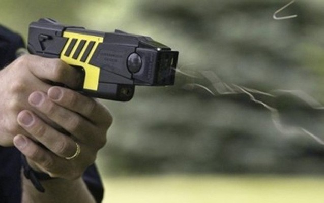 azerbaycanda-bu-polisler-elektrosokdan-istifade-ede-biler-