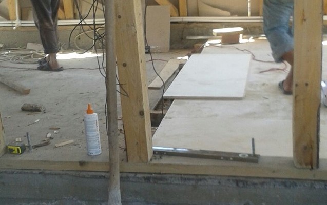 sahilde-yanan-ev-taxtadan-tikilir-