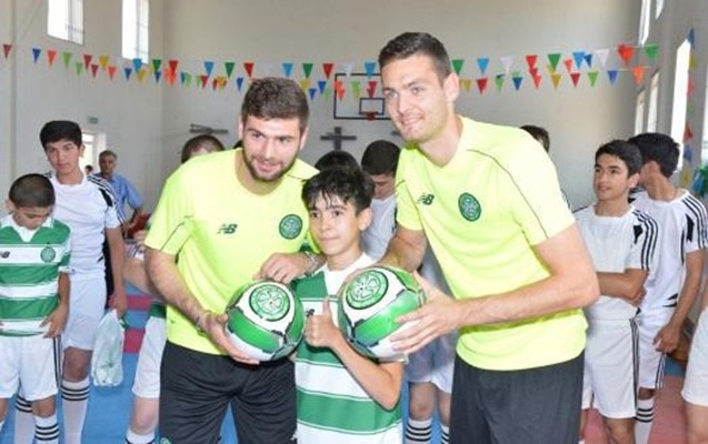 seltikin-oyunculari-azerbaycanli-sagirdlerle-futbol-oynadilar-