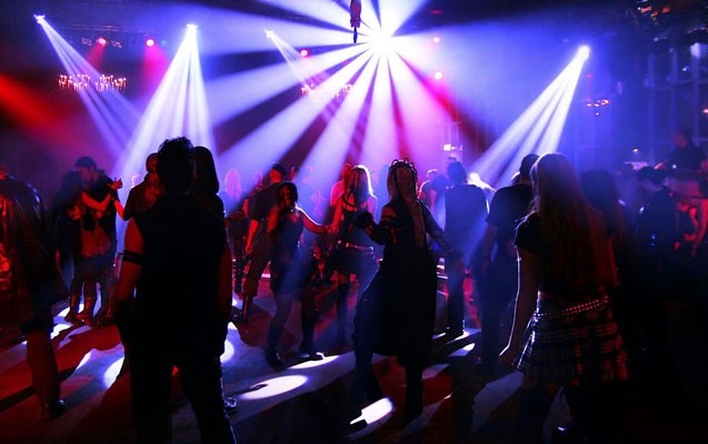 bakida-gece-klubunda-modeli-doyduler-