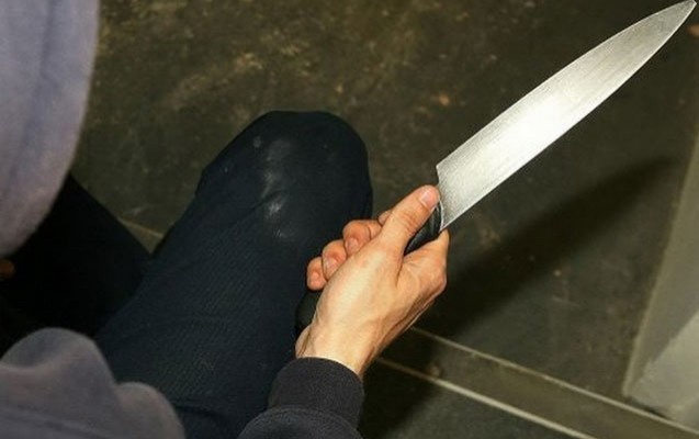 yol-gederken-tanimadigi-sexs-terefinden-bicaqlandi-