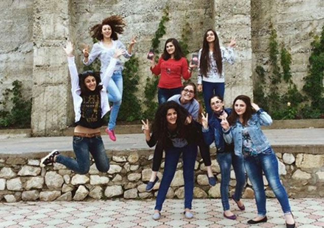 ermeni-qizlari-susada-