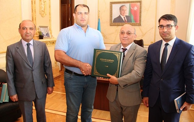 mubariz-qurbanlidan-ilham-zekiyeve-hediyye-