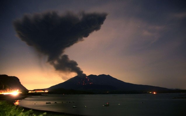 vulkan-400-metr-hundurluye-kul-puskurdu-