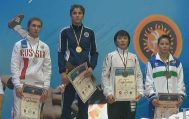 qadin-gulescimiz-qizil-qazandi-