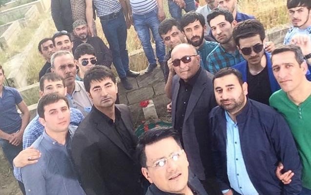 qebiristanliqdaki-qalmaqalli-foto-ile-bagli-