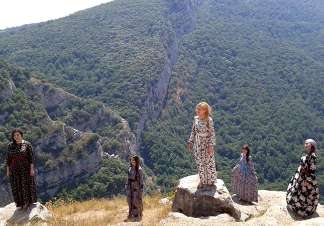 millyarder-arvadinin-susadaki-moda-numayisi-