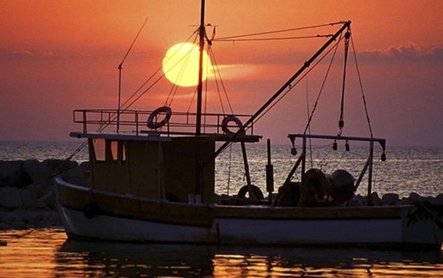 taxta-qayiqla-denizin-ortasinda-qaldilar-