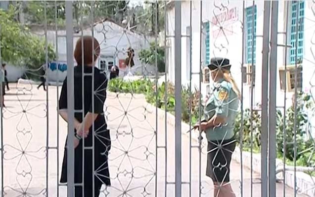 azerbaycanda-mekteb-direktoru-saxlanildi-