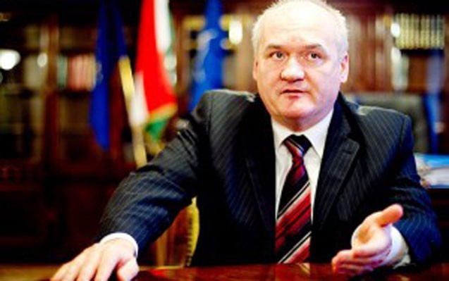 macaristanin-mudafie-naziri-istefa-verdi