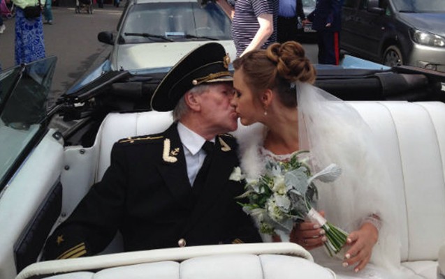 84-yasli-aktyor-24-yasli-telebesi-ile-evlendi