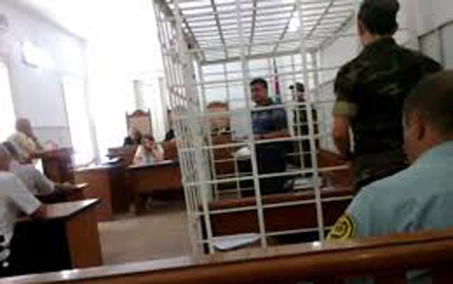 qatil-falci-mehkeme-qarsisinda-