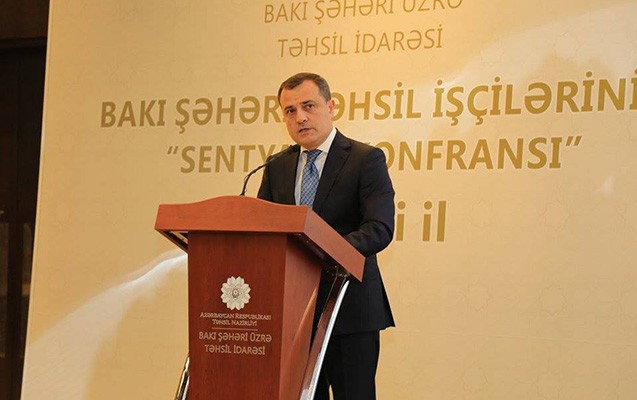 bakida-bezi-muellimler-1000-manat-maas-alir