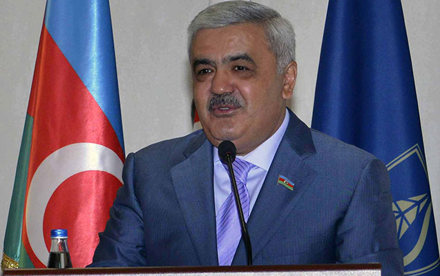 rovneq-abdullayev-telebeler-qarsisinda