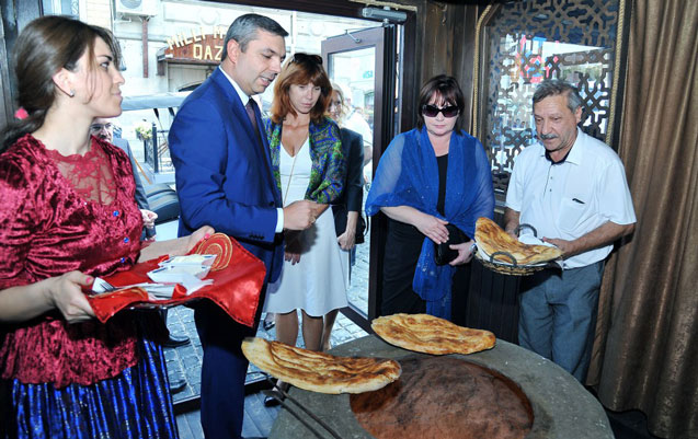cexiyanin-birinci-xanimi-iceriseherde-