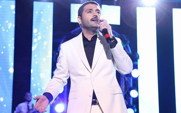 izzetin-20-minlik-dekoru-olan-konsertinden-