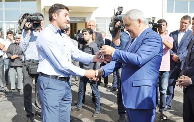 rovneq-abdullayevden-neftcilere-menzil-hediyyesi