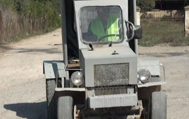 salyan-sakini-qeyri-adi-traktor-duzeltdi