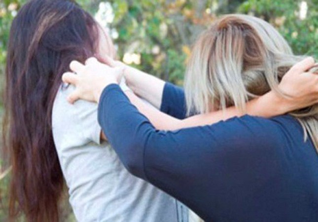 bakida-kucede-qadin-hemcinsini-doydu