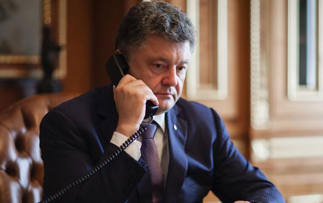 porosenko-nadejda-ile-telefonda-danisib