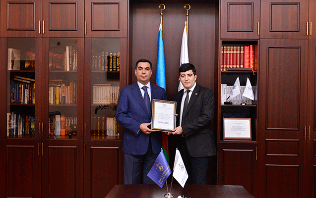elmar-qasimova-ilin-en-yaxsi-rektoru-diplomu-teqdim-olundu