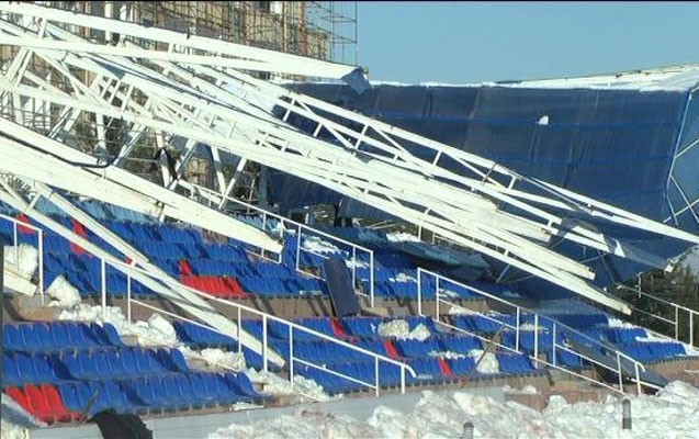 azerbaycanda-stadionun-tribunasinin-dam-ortuyu-cokdu
