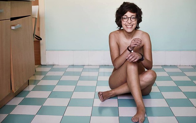 makiyajsiz-fotosopsuz-cilpaq-qadinlar