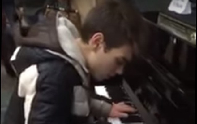 qatara-gecikdi-meshur-oldu