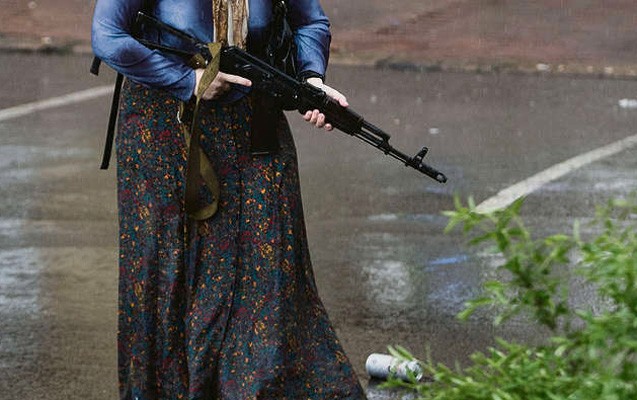 bakida-qadin-ailesini-ov-tufengi-ile-hedeledi-