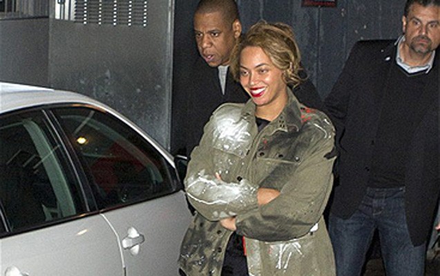 qara-paltar-geyinib-qarnini-eli-ile-gizletdi