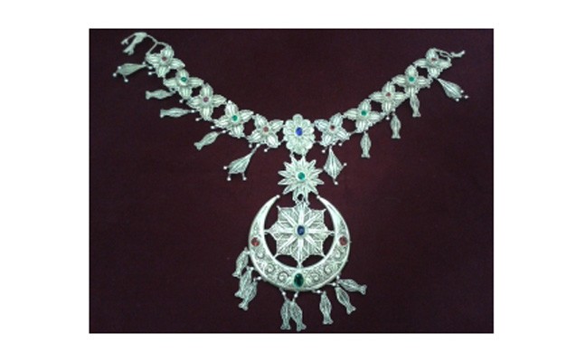 tarix-muzeyi-qiymetli-esyalar-alib