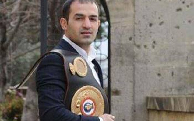 azerbaycanli-idmanci-cempion-kemerini-satisa-cixardi