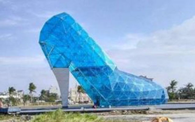 ayaqqabi-seklinde-suse-kilse-insa-edildi