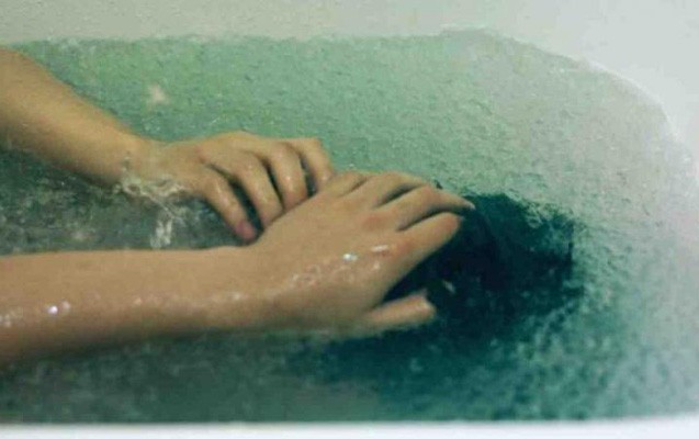 hamamda-dem-qazindan-zeherlendi