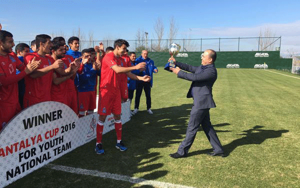 son-oyundan-imtina-eden-millimiz-kubokunu-aldi