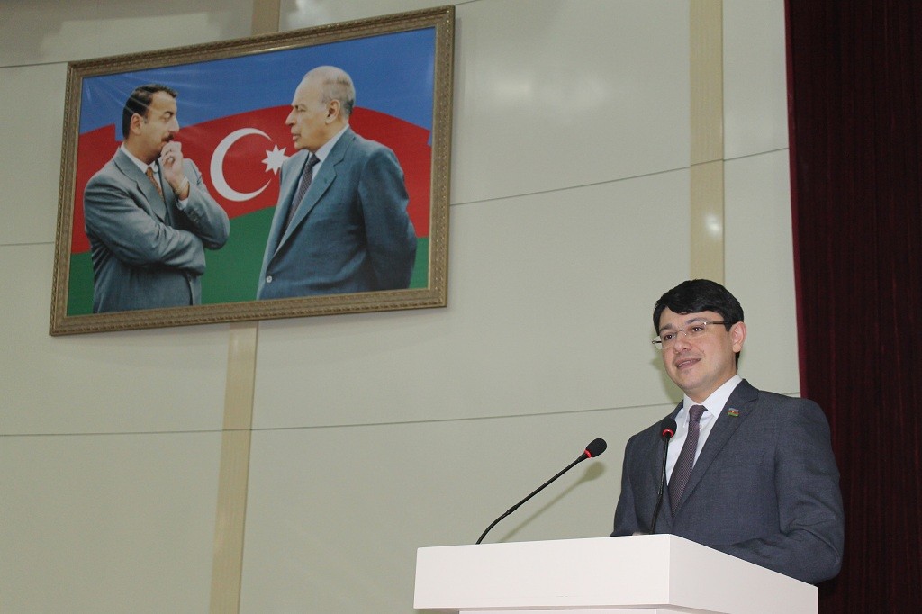 genc-deputat-genclerle-gorusub