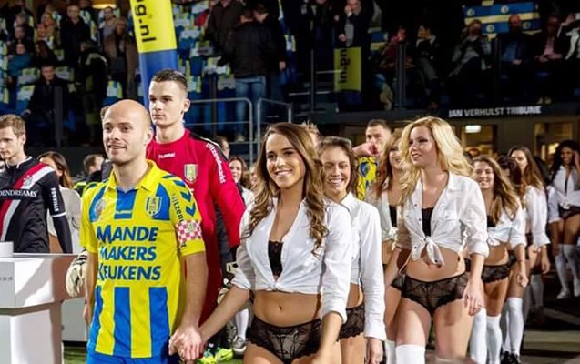 futbolcular-meydana-yaricilpaq-modellerle-cixdilar