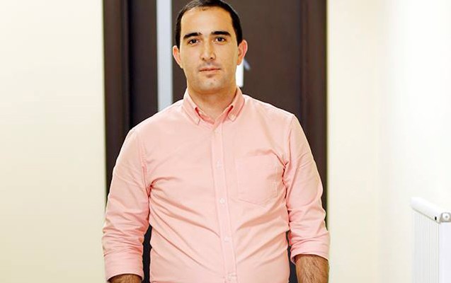 jurnalistin-atasini-masin-vurdu