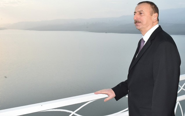 prezident-azerbaycana-gelen-turistlerle-bagli-serencam-verdi