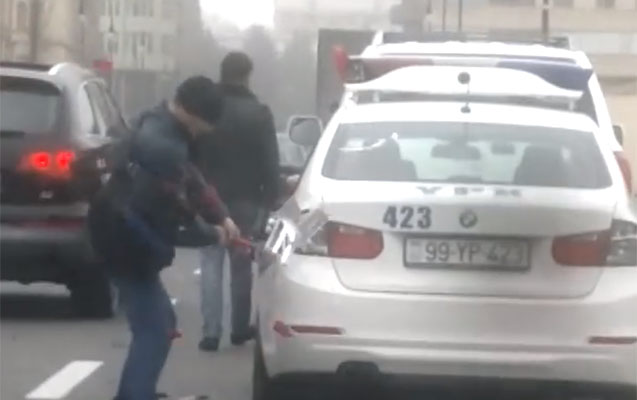 polis-masinini-cekicle-ezen-sexsden-narkotik-tapilib