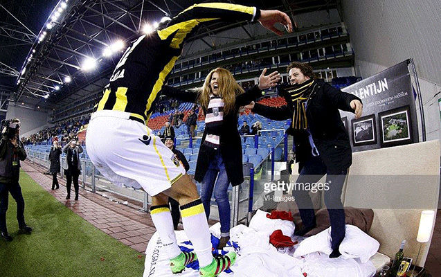 holland-klubu-azarkesleri-ucun-stadiona-yataq-getirdi