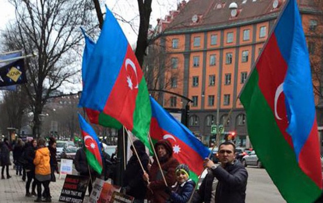 azerbaycanlilar-ermenistan-sefirliyi-qarsisinda-aksiya-keciribler