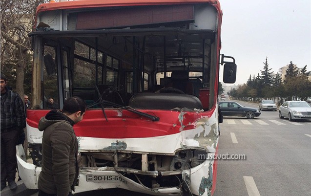 bakida-daha-bir-avtobus-qezasi