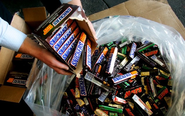 azerbaycanda-da-tehlukeli-snikers-mars-satilirmi