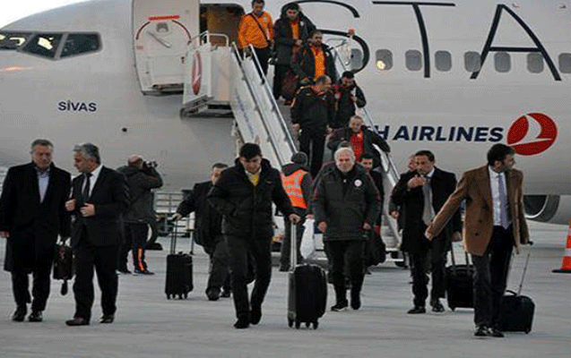 qalatasaray-azarkesleri-sarayevoda-teyyareden-endirildi