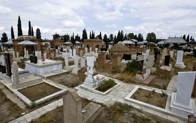 bakida-mezarin-uzerinden-palma-ogurlandi