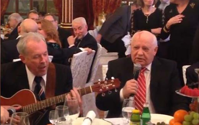 qorbacov-ad-gununde-mahni-oxudu