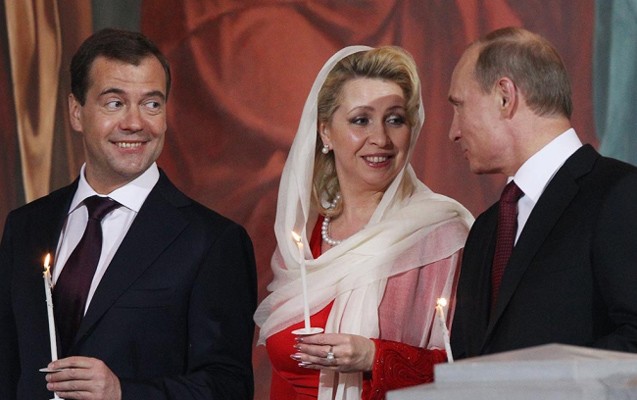 putin-medvedyevin-xanimina-seref-ordeni-verdi