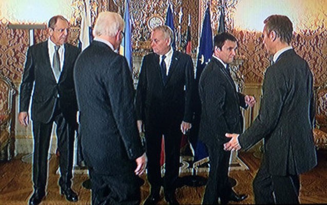 ukraynali-nazir-oz-olkesinin-bayragi-onunde-sekil-cekdirmek-istemedi